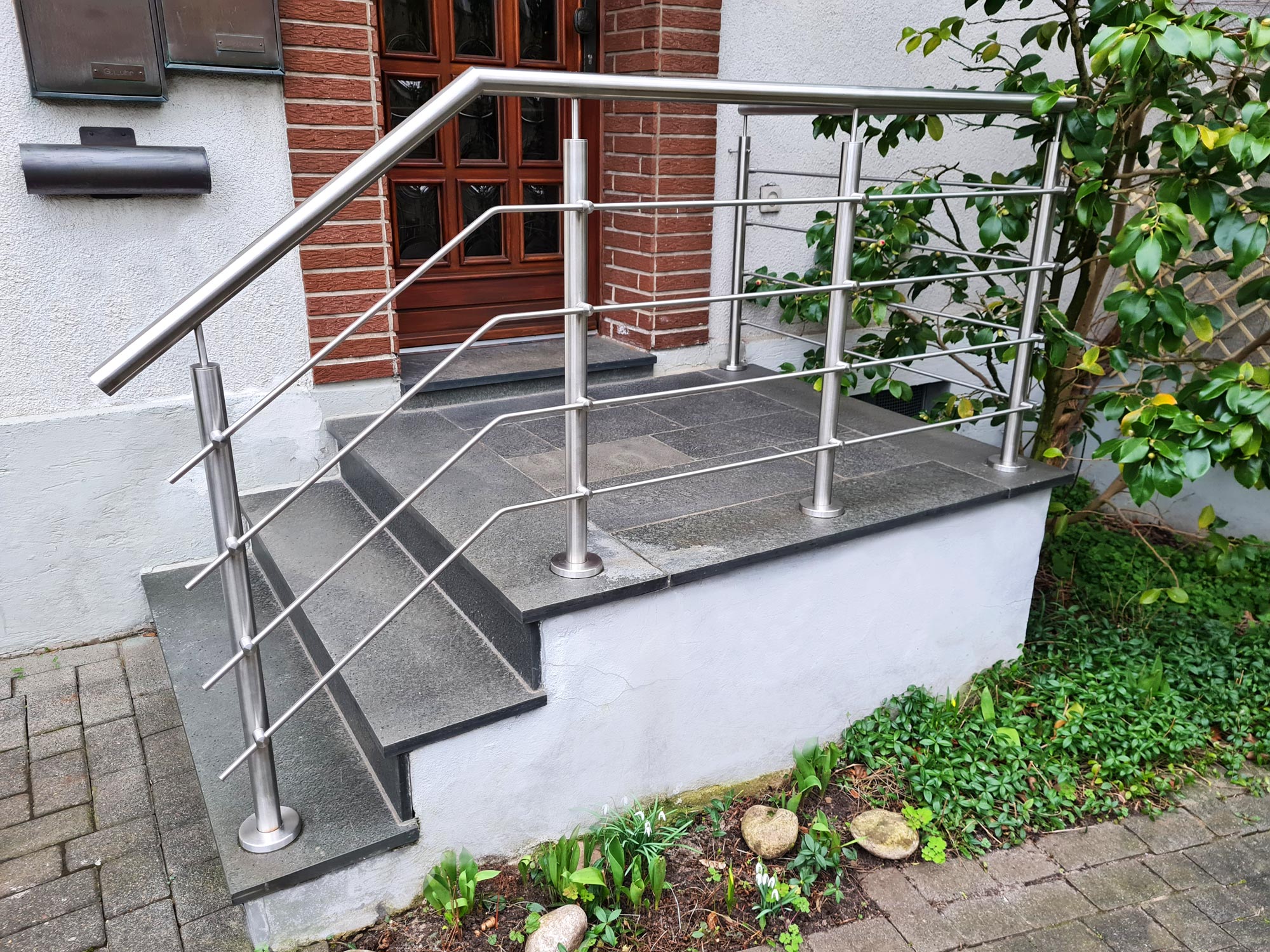 Treppengeländer aus Edelstahl gefertigt und montiert von der Edelstahlschlosserei Nappenfeld aus Mühlheim