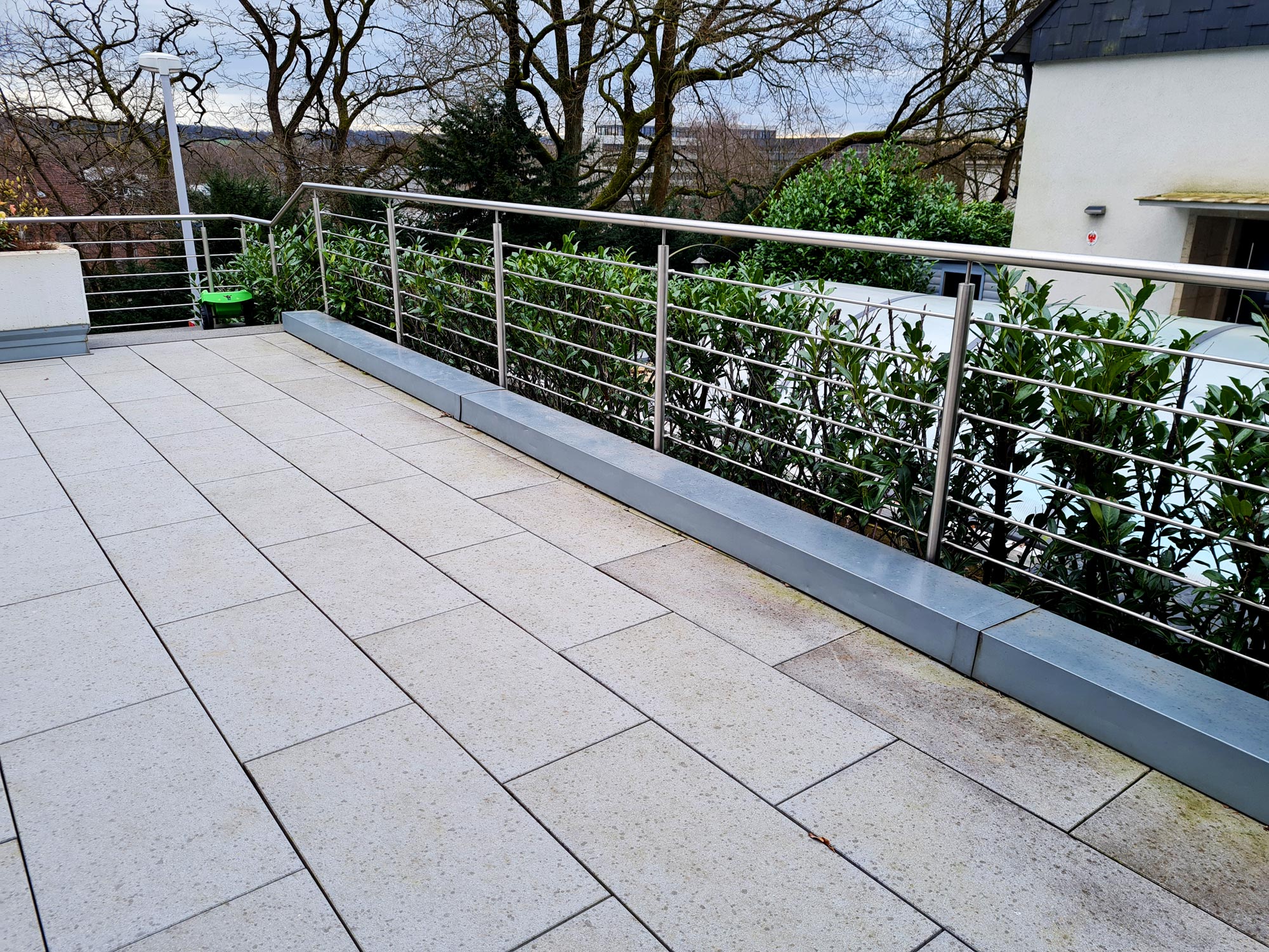 Edelstahlgeländer für Terrasse und Aufgangstreppe in Mühlheim angefertigt von der Edelstahlschlosserei aus Nappenfeld