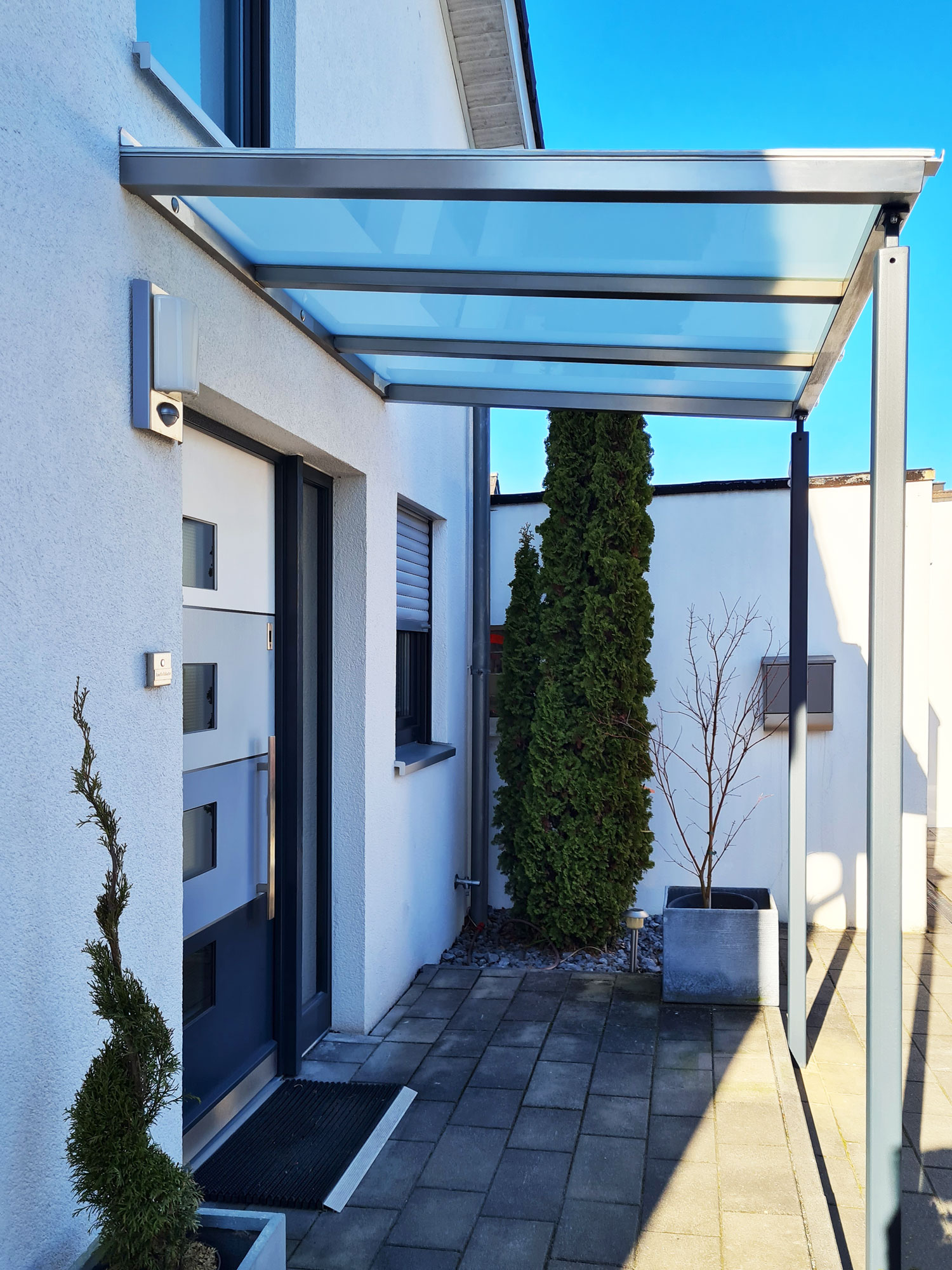 Edelstahlschlosserei Nappenfeld aus Mühlheim fertigt Vordach für Einfamilienhaus in Ratingen an