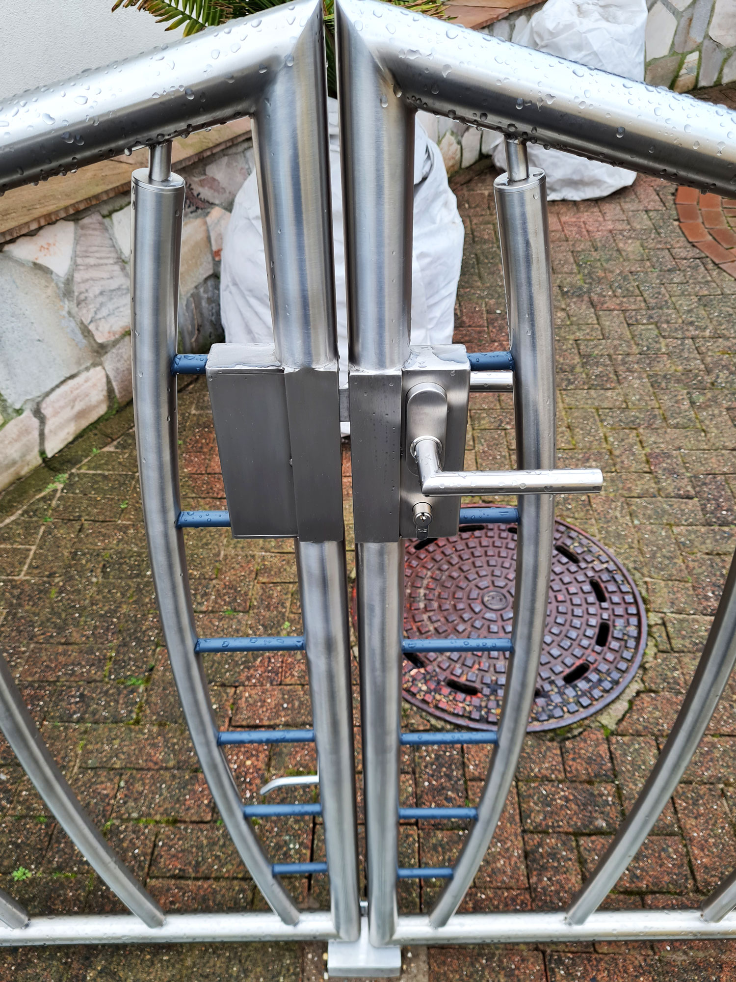 Konstvoll gefertigtes Tor aus Edelstahl hergestellt von der Edelstahlschlosserei Nappenfeld aus Mühlheim