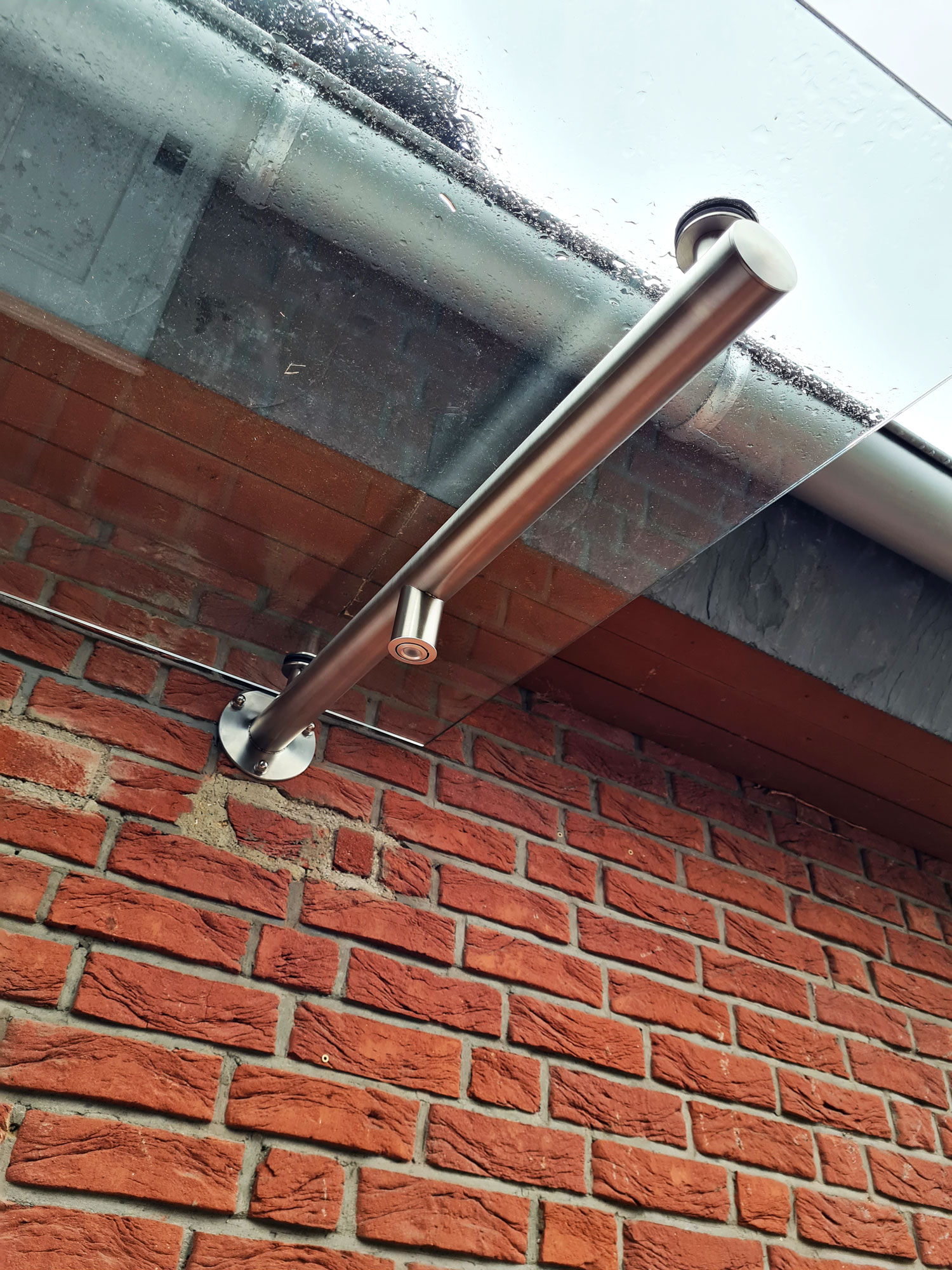 Detailaufnahme von Edelstahl-Vordach in Mühlheim installiert von Edelstahlschlosserei Nappenfeld