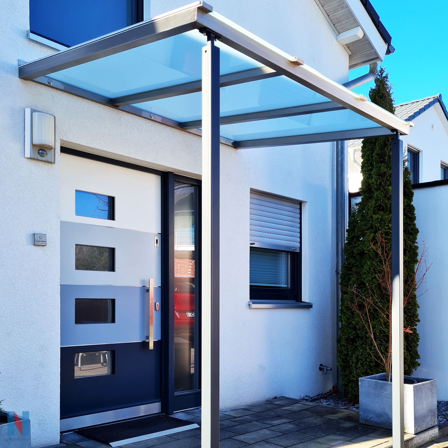 Für ein Einfamilienhaus in Ratingen hat die Edelstahlschlosserei Nappenfeld ein Vordach gefertigt und montiert