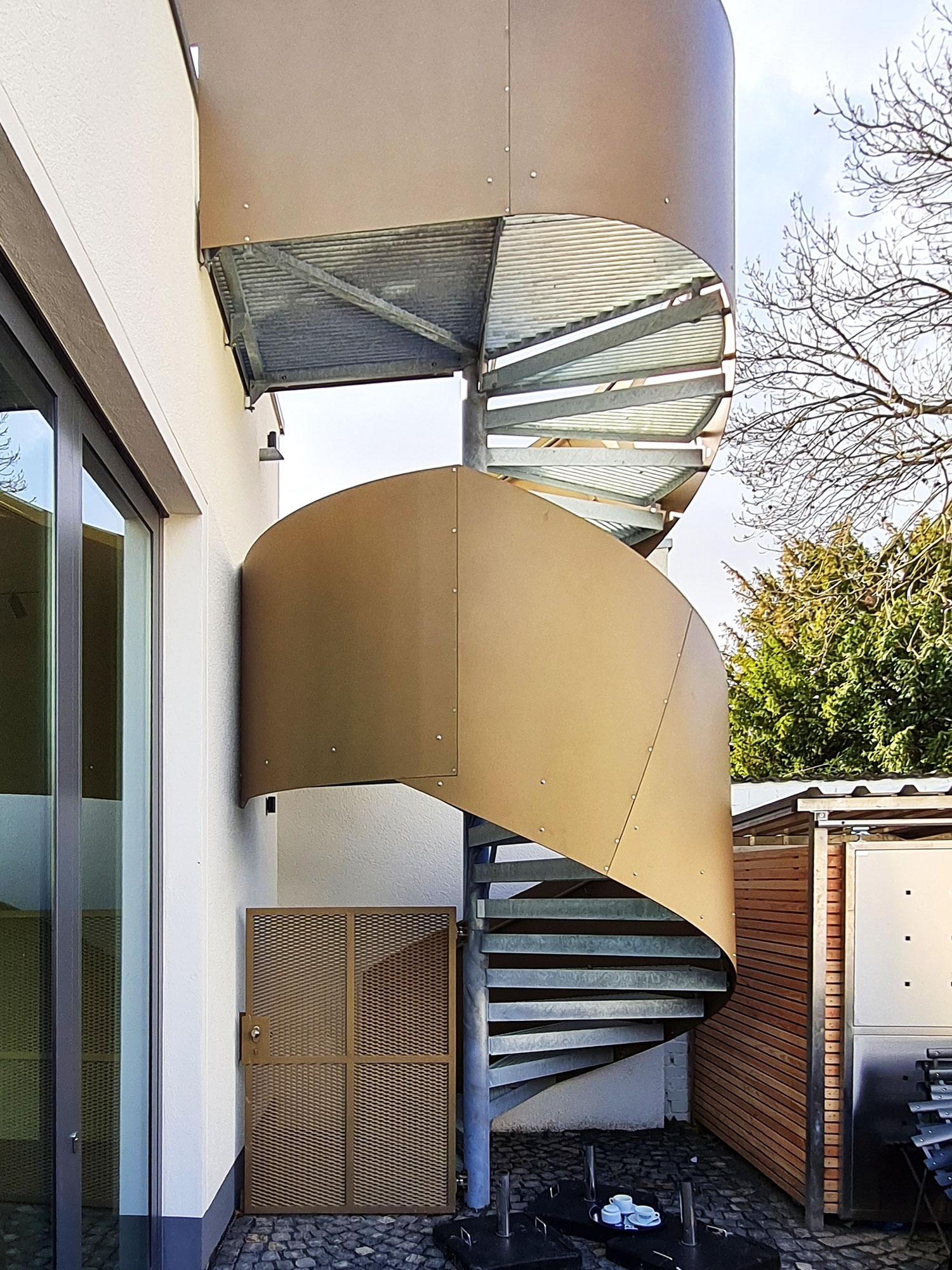 In Mülheim an der Ruhr haben die Edelstahlschlosser für das Kunst Haus in Monheim nach Wunsch des Architekten ein streckmetall Geländer in verzinkter und pulverbeschichter Ausführung hergestellt
