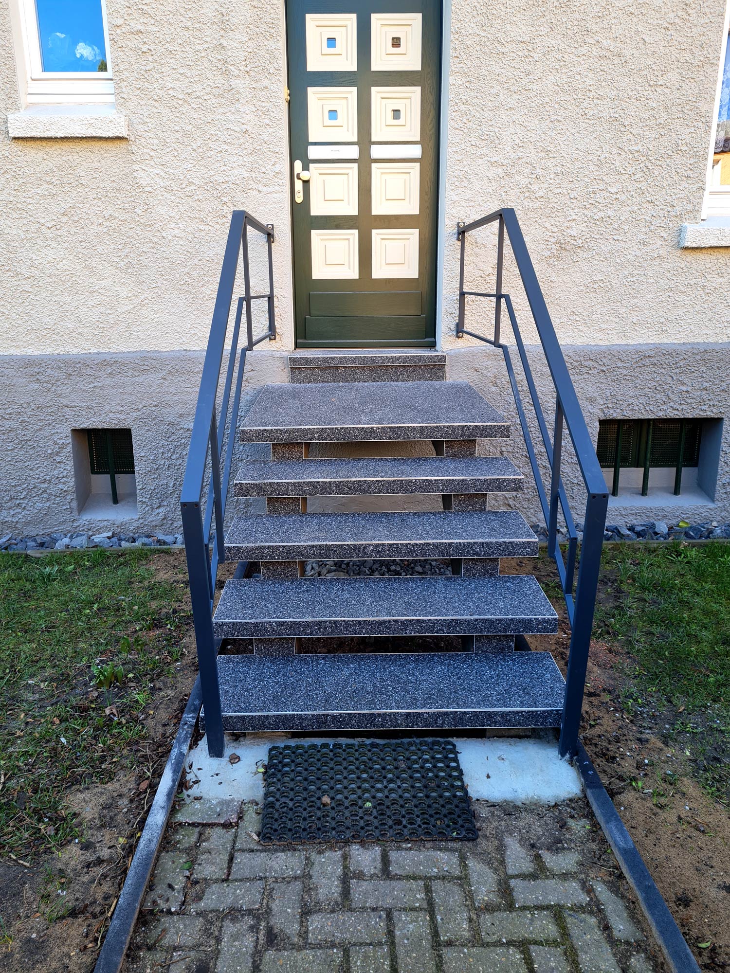 Edelstahlschlosserei Nappenfeld aus Mühlheim hat ein Geländer für eine freistehende Treppe in Duisburg hergestellt und montiert