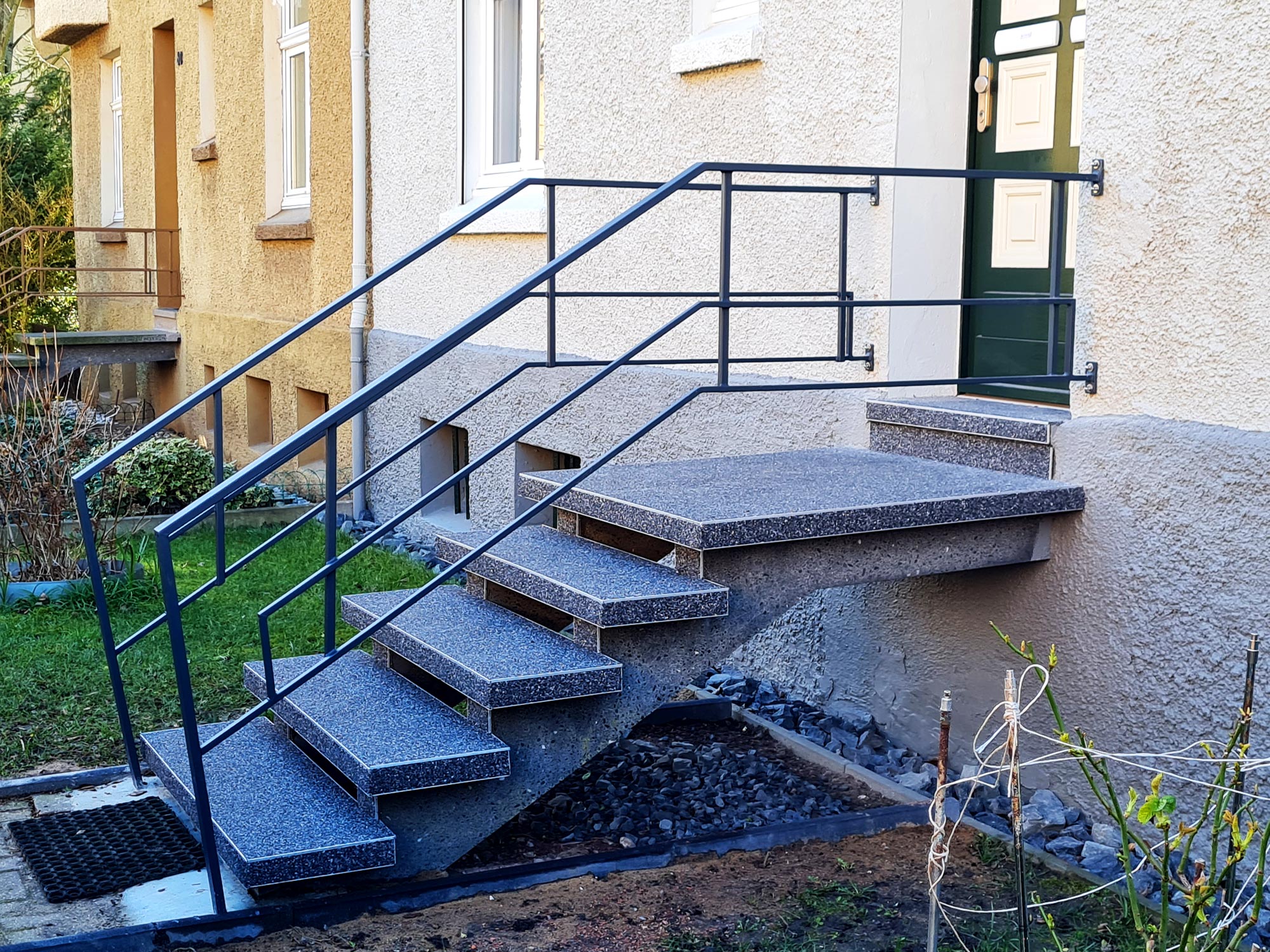 Edelstahlschlosserei Nappenfeld aus Mühlheim hat ein Geländer für eine freistehende Treppe in Duisburg hergestellt und montiert