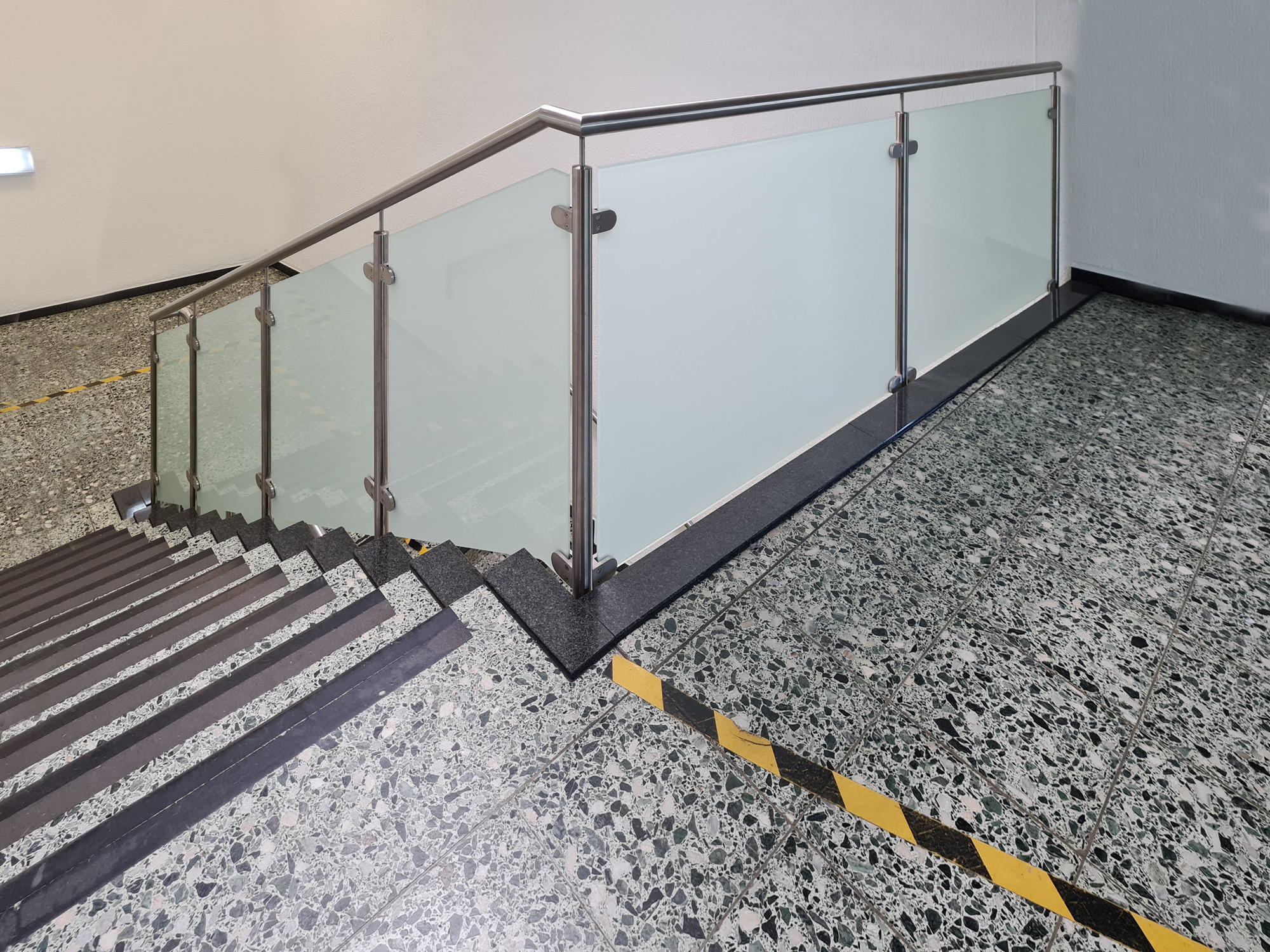Edelstahlschlosserei Nappenfeld montier und stellt Edelstahl Geländer mit Glas und ein Edelstahl handlauf in Duisburg für die behinderten Werkstatt her