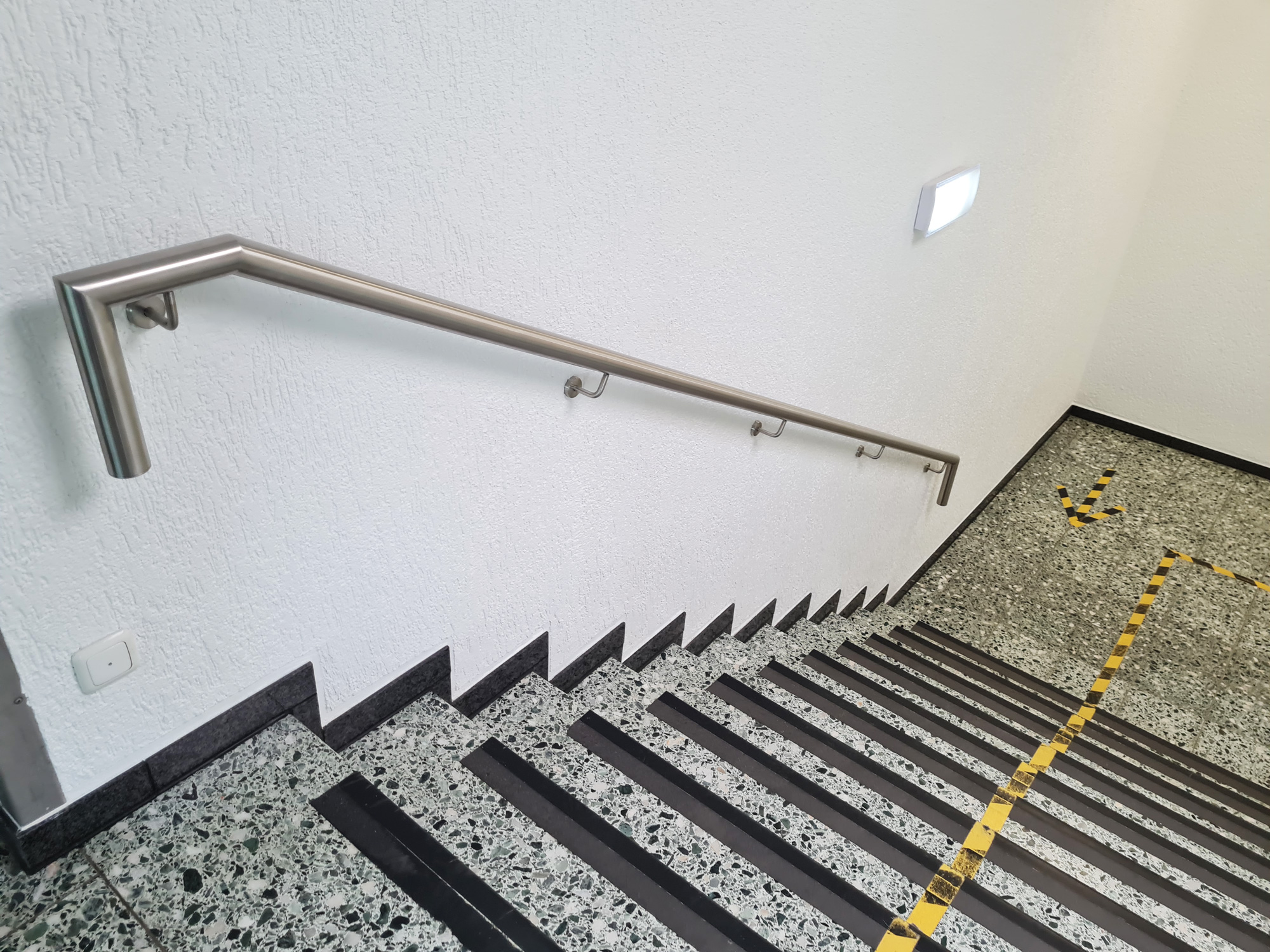 Edelstahlschlosserei Nappenfeld montier und stellt Edelstahl Geländer mit Glas und ein Edelstahl handlauf in Duisburg für die behinderten Werkstatt her
