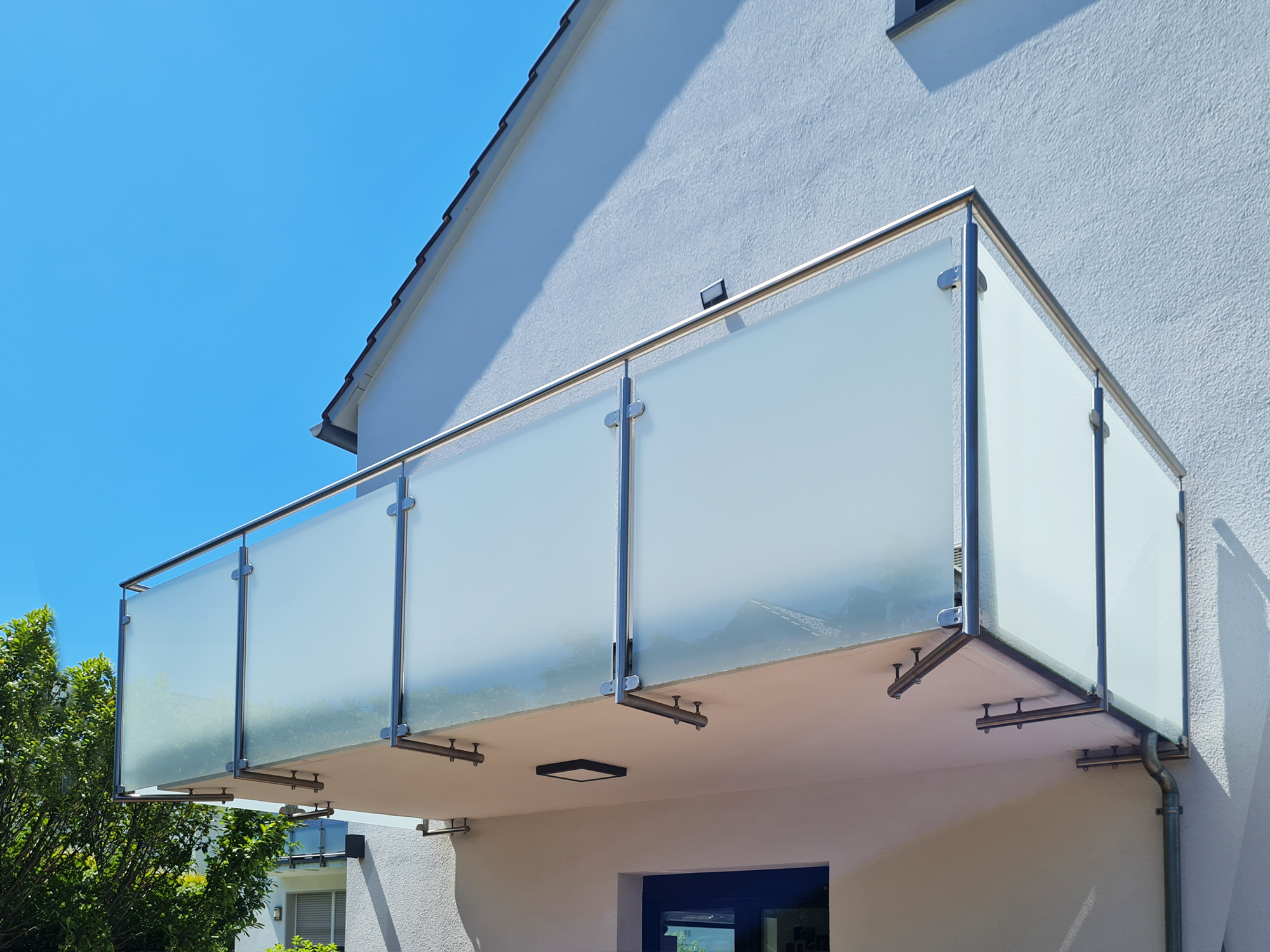 Edelstahl Glas Geländer hergestellt von der Edelstahlschlosserei aus Mühlheim