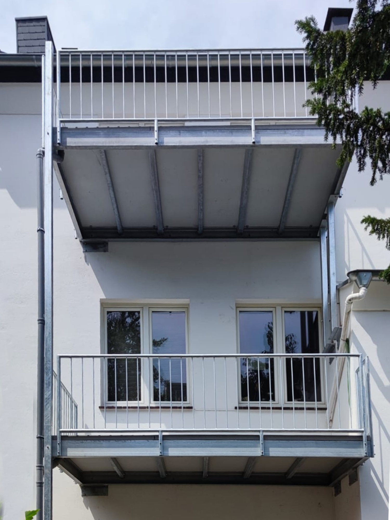 Die Edelstahlschlosserei Nappenfeldmontiert in Essen eine Balkon-Anlage.