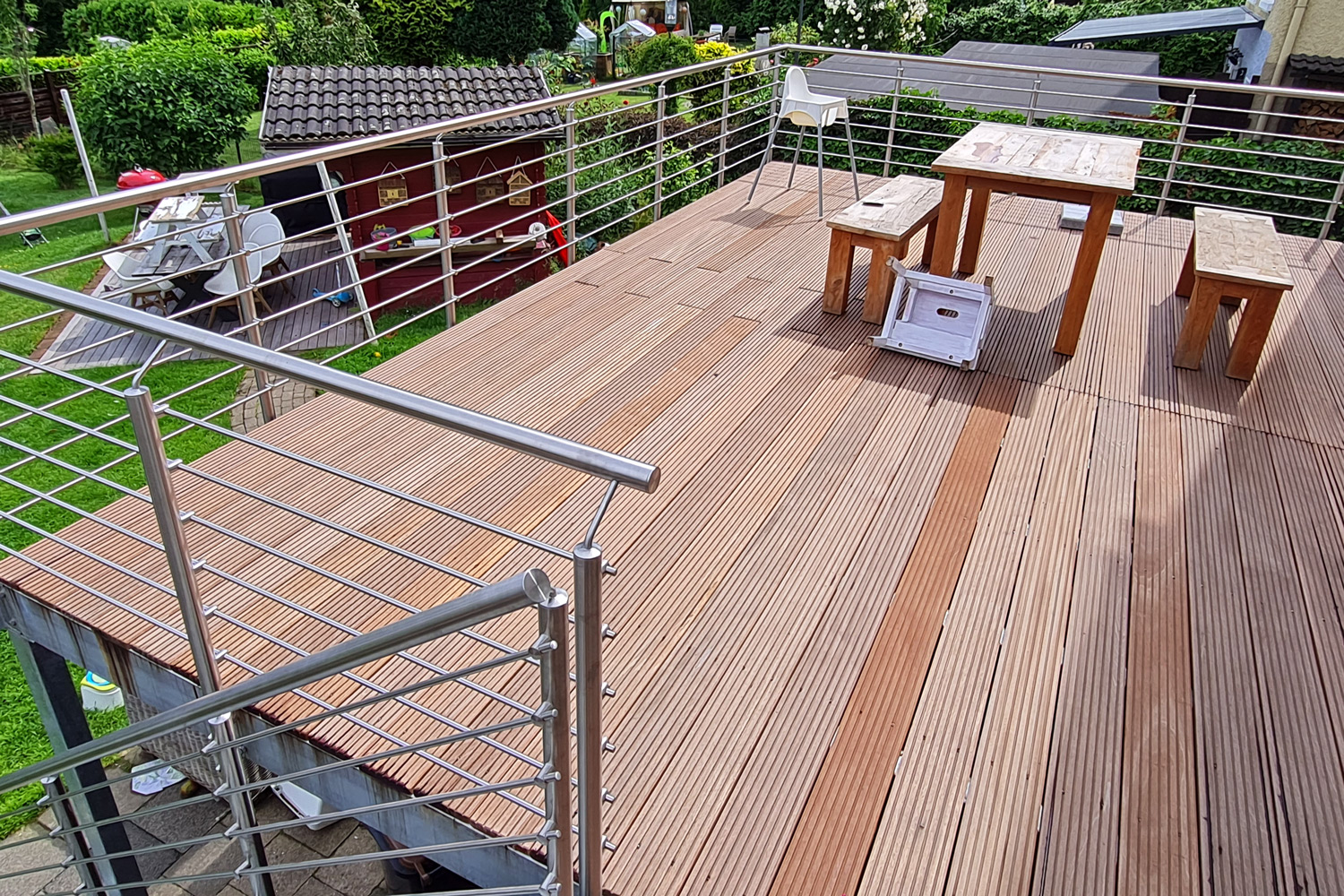 Edelstahlschlosserei Nappenfeld erweitert Gebäude mit großen Balkon in Moers