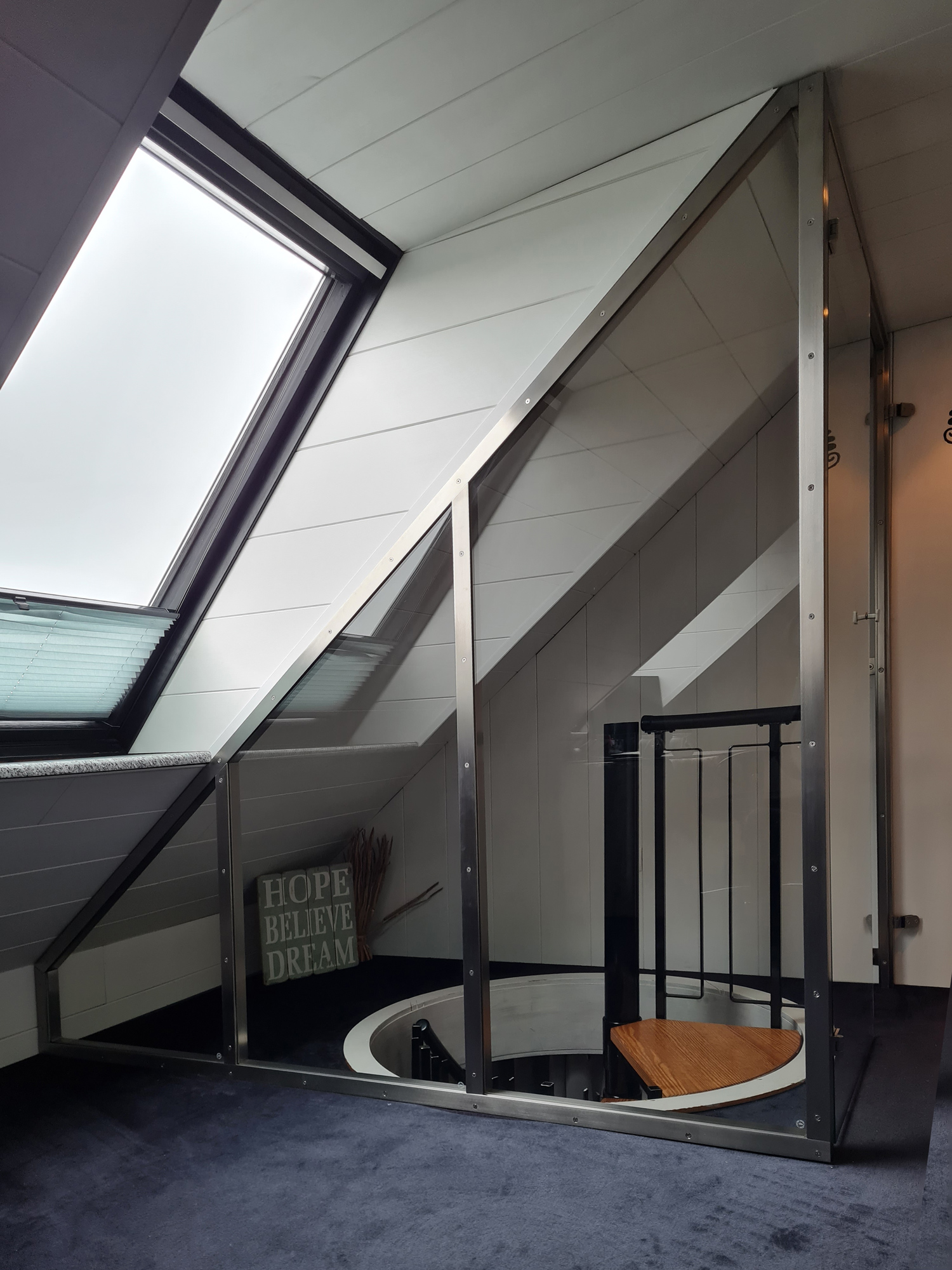 Edelstahlschlosserei Nappenfeld entwirft im Obergeschoss eines Hauses Glas-Einhausung
