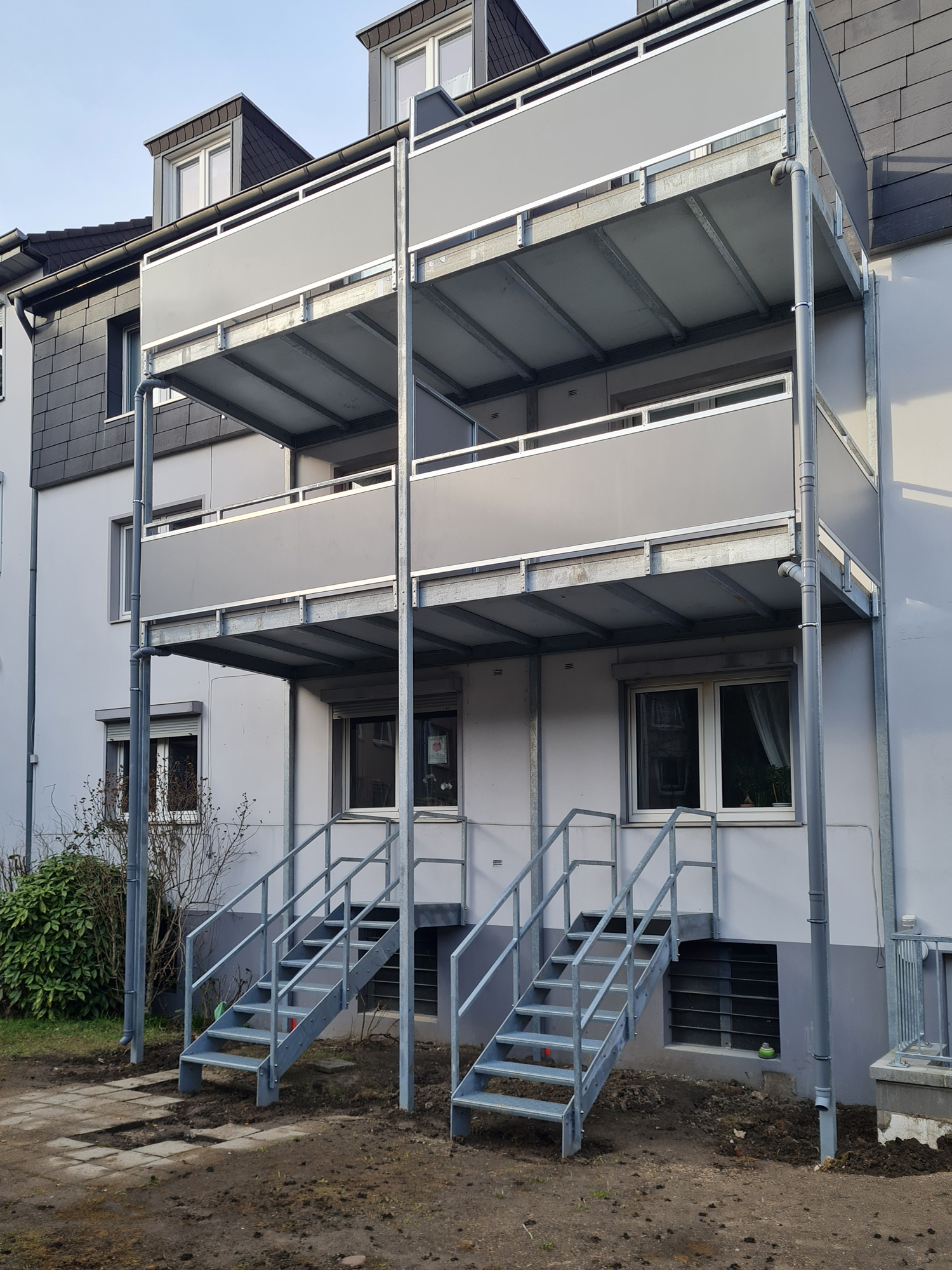 Edelstahlschlosserei Nappenfeld aus Mühlheim montiert Balkon-Anlage in Mülheim