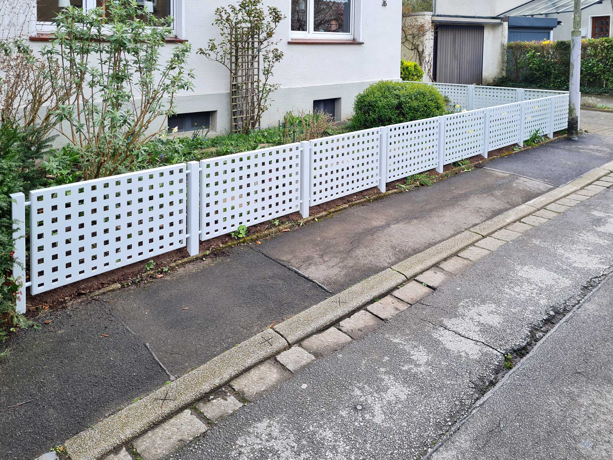 Edelstahlschlosserei Nappenfeld fertigt Zaun-Element für Kunden aus Mühlheim