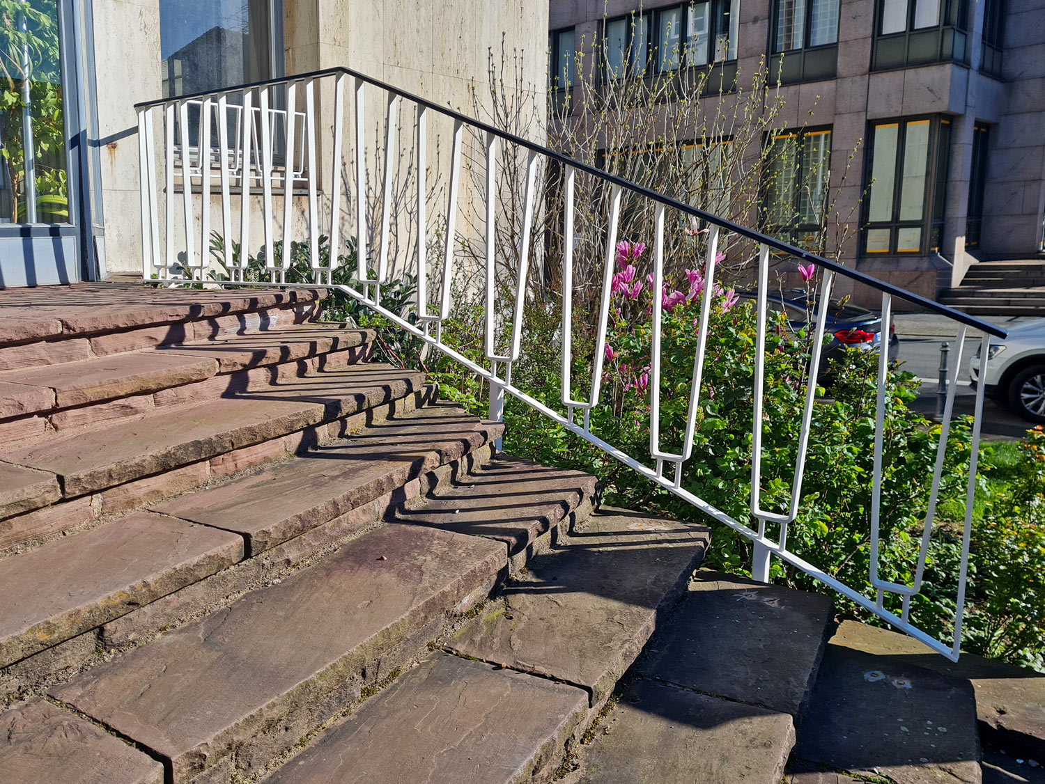 kunstvolles Geländer, bestehend aus massivem Material montiert und gefertigt von der Edelstahlschlosserei Nappenfeld aus Mühlheim