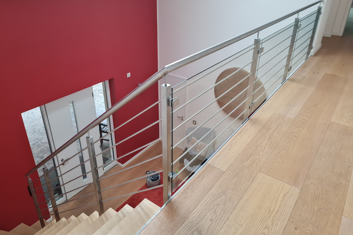 In Mülheim an einer Villa ist eine freitragende Holz Stufen Treppe mit Stahl Kern von der Edelstahlschlosserei Naappenfeld montiert worden