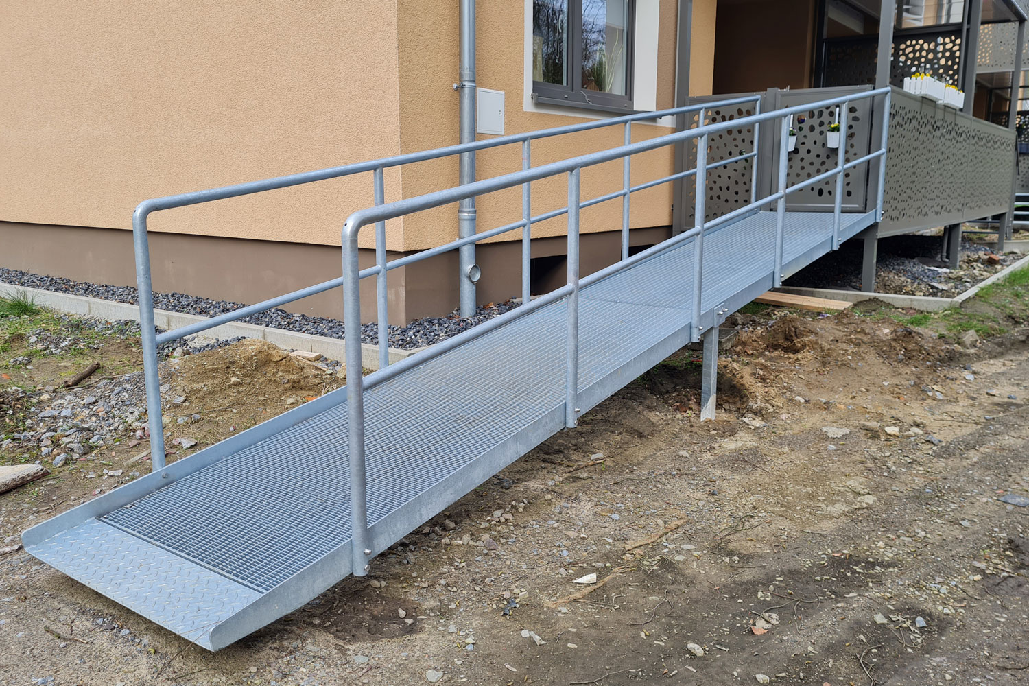 Behinderten Rollstuhl Rampe in Gelsenkirchen hergestellt von der Edelstahlschlosserei Nappenfeld aus Mühlheim