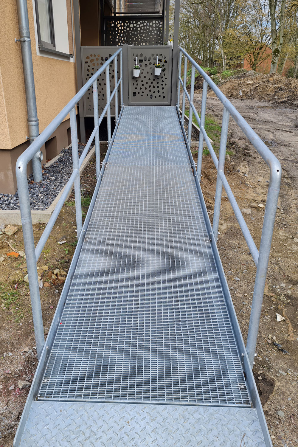 Behinderten Rollstuhl Rampe in Gelsenkirchen hergestellt von der Edelstahlschlosserei Nappenfeld aus Mühlheim