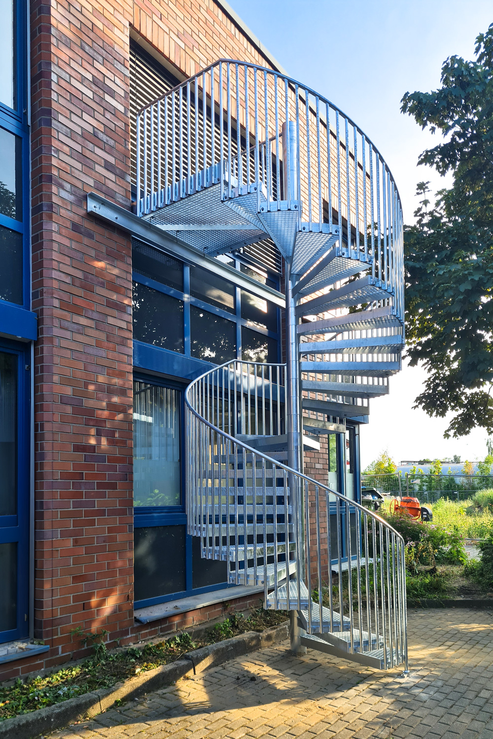 In Mülheim baut die Edelstahlschlosserei Nappenfeld eine verzinkte Treppe als Fluchtweg