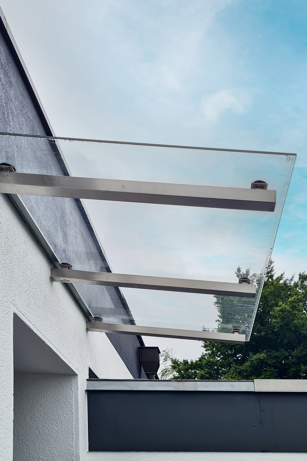 Freischwebendes Edelstahl-Vordach in Dinslaken montiert von der Edelstahlschlosserei Nappenfeld