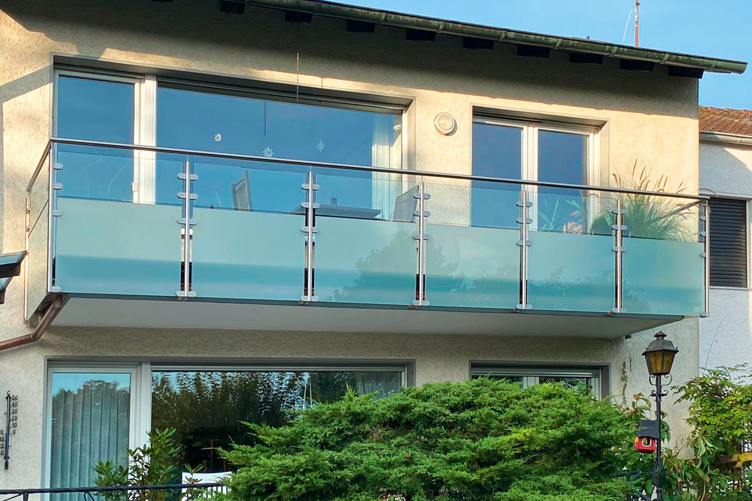 Edelstahlschlosserei Nappenfeld konzipiert und montiert in Köln ein besonderes Edelstahlgeländer mit Glas