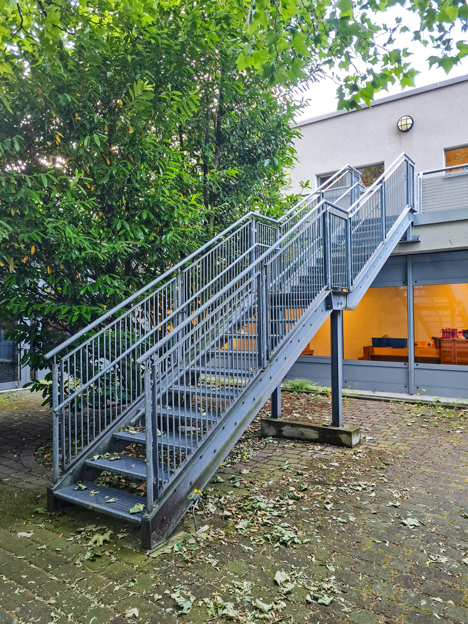 Verzinkte Stahltreppe für eine Kindertagesstätte in Mühlheim entworfen und gebaut von der Edelstahlschlosserei Nappenfeld