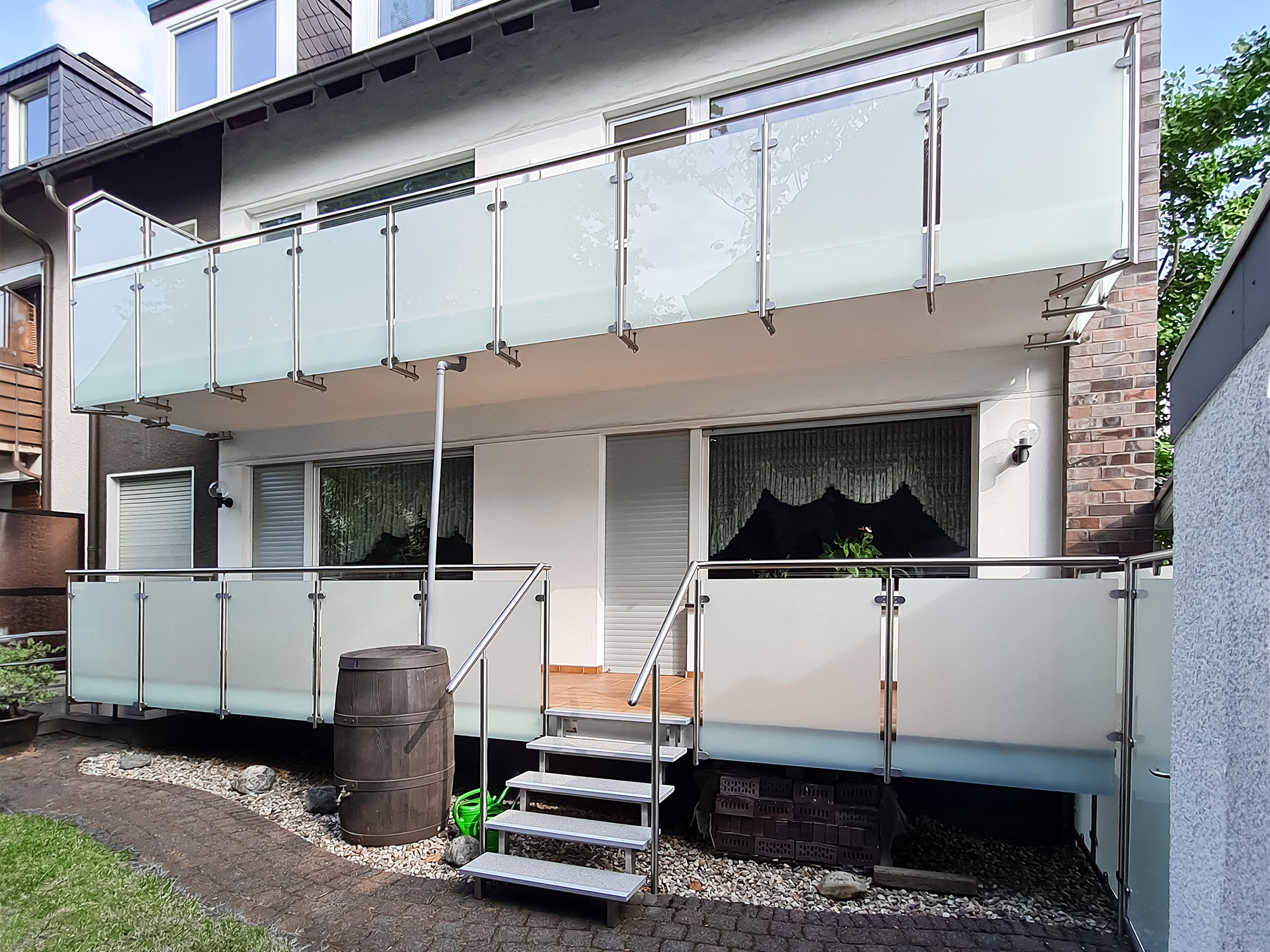 In Essen verkleidet und saniert die Edelstahlschlosserei Nappenfeld zwei 8m Lage Balkone mit Edelstahl Glas