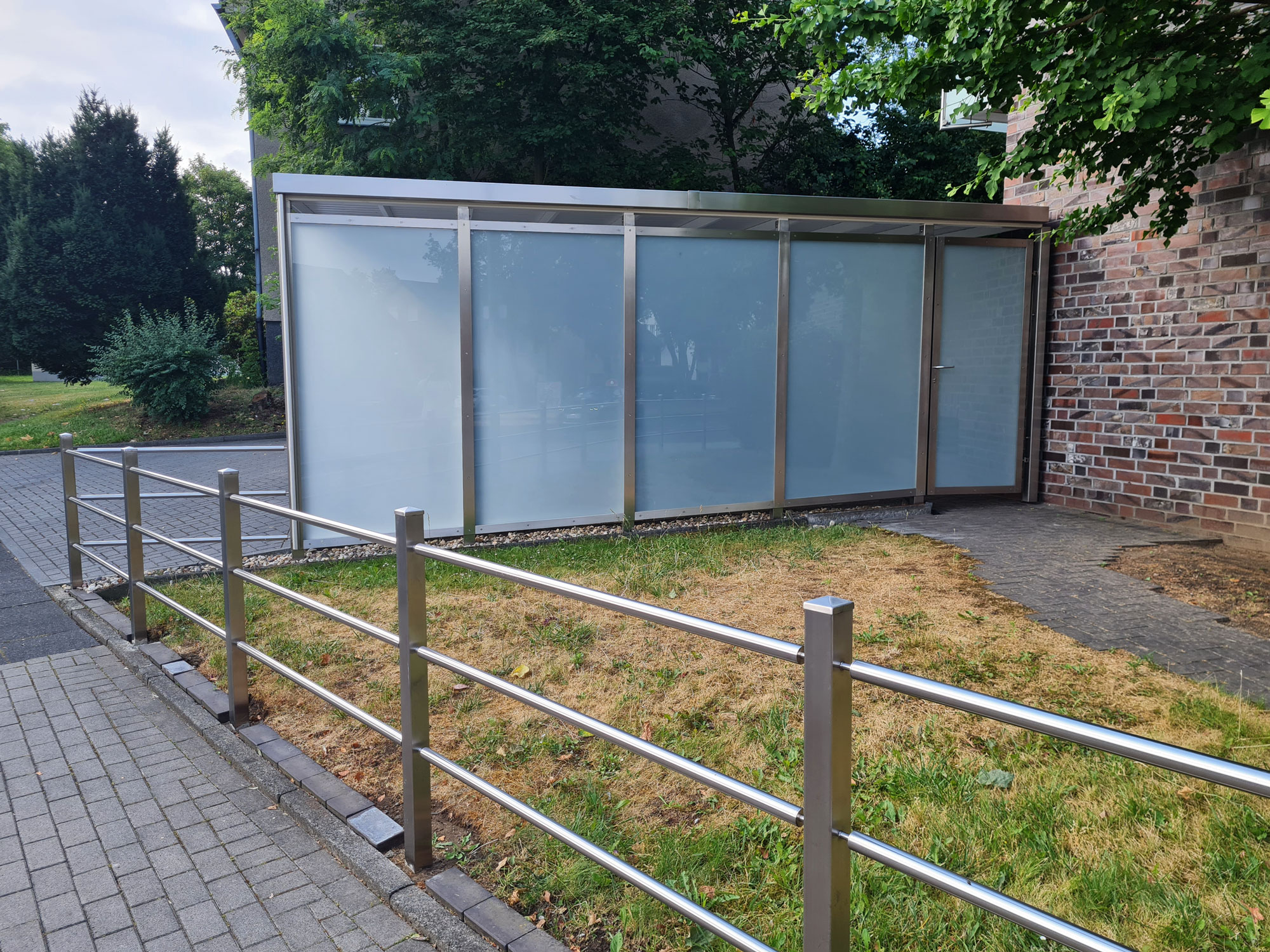 In Essen baut Edelstahlschlosserei Nappenfeld eine Edelstahl Zaun Anlage mit Handarbeit