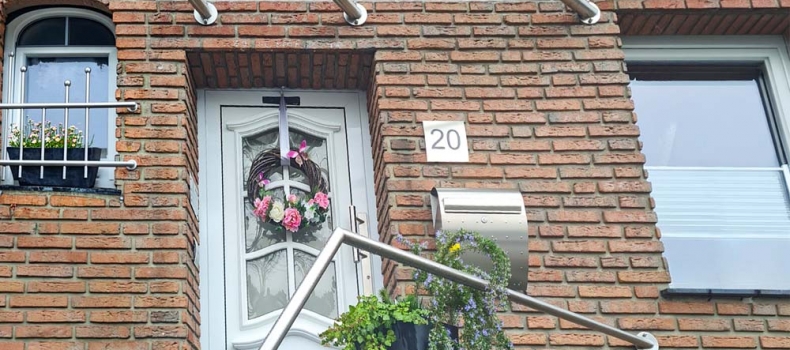 Kreisrund: Edelstahl-Glasvordach für Kunden in Essen