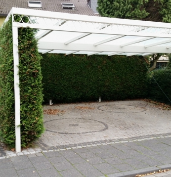 Carport- und Toranlage für Villa