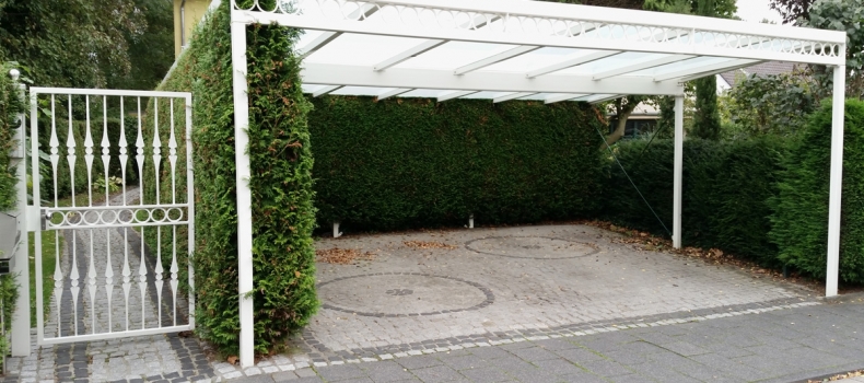 Carport- und Toranlage für Villa