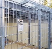In Mülheim an der Ruhr fertigte die Edelstahlschlosserei Nappenfeld für ein Tierheim Zäune und Hundeboxe