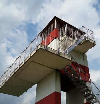Neues Edelstahl-Geländer für einen Sprungturm