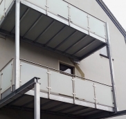 Der Balkonbauer Nappenfeld aus Mühlheim fertigte eine große Balkonkonstruktion aus zwei übereinanderliegenden verzinkten Balkonen mit Balkodurbelegung in Mühlheim