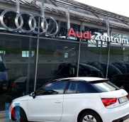 Für die Audi-Autohäuser in Duisburg und Mülheim an der Ruhr fertigte die Edelstahlschlosserei Nappenfeld aus Mühlheim neue Werbeschilder an