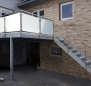 In Mülheim fertigte die Edelstahlschlosserei Nappenfeld eine neue verzinkte Balkonanlage in Kombination mit einer Treppe.