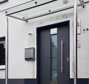 Ein neues Vordach realisierte die Edelstahlschlosserei Nappenfeld für ein Einfamilienhaus in Mülheim-Heißen