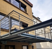 In Mülheim installierte der Edelstahlexperte Nappenfeld einen freitragenden Balkon