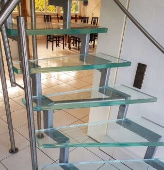 Treppe aus Stahl und Glas