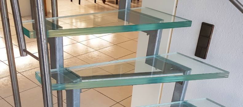 Treppe aus Stahl und Glas
