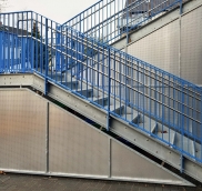 In Mülheim realisierte die Edelstahlschlosserei Nappenfeld eine neue Treppe als Fluchtweg samt einer Einhausung für Spielzeug in pulverbeschichtetem Material