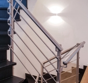 Die Edelstahlschlosserei Nappenfeld realisierte ein neues Edelstahl-Geländer für eine Treppe in einer Villa in Oberhausen.