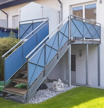 Balkon mit Sichtschutz & Treppe