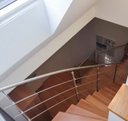 Für ein Mehrfamilienhaus in Mühlheim konzipierte und realisierte die Edelstahlschlosserei Nappenfeld, ebenfalls aus Mühlheim, eine neue, fünfzehnstufige Treppe aus edlem Holz