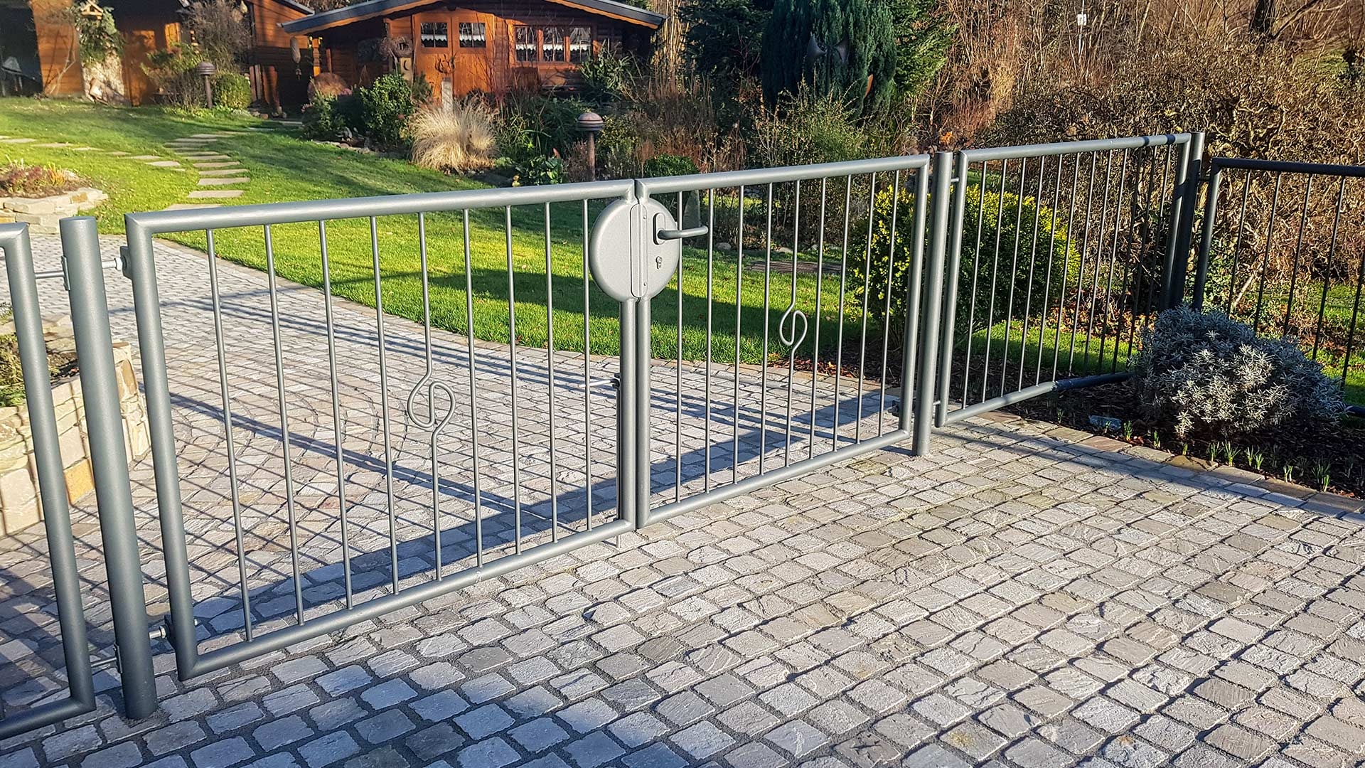 Pulverbeschichtetes Stahltor in Düsseldorf, geplant und realisiert von der Edelstahlschlosserei Nappenfeld aus Mühlheim