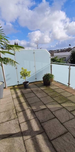 Balkon plus Treppe in den Garten in Essen, gebaut und umgesetzt von der Edelstahlschlosserei Nappenfeld aus Mülheim