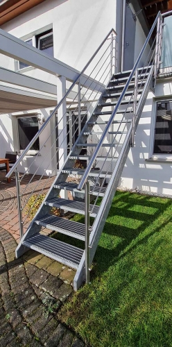 Balkon plus Treppe in den Garten in Essen, gebaut und umgesetzt von der Edelstahlschlosserei Nappenfeld aus Mülheim