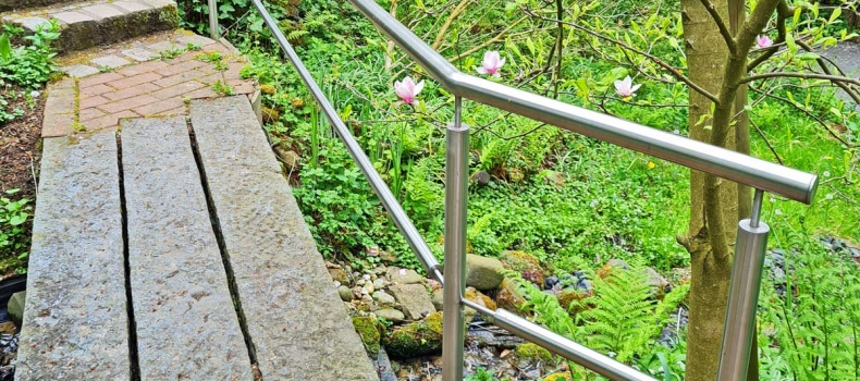 Unsere Edelstahlexperten bauen Geländer für Gartenbrücke