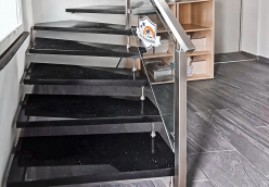 Eine tragende granit Treppe mit Edelstahl Geländer und Glas in Mühlheim, gestaltet und gebaut von der Edelstahlschlosserei Nappenfeld