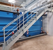 Verzinkte Treppe mit Übergängen in Duisburg gefertigt, angepasst und installiert von der Edelstahlschlosserei aus Mühlheim