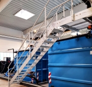 Verzinkte Treppe mit Übergängen in Duisburg gefertigt, angepasst und installiert von der Edelstahlschlosserei aus Mühlheim